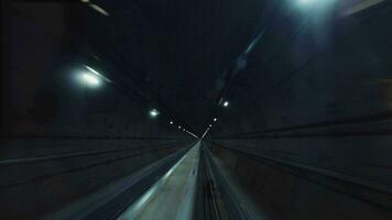 souterrain train en voyageant dans le tunnel sur haute vitesse video