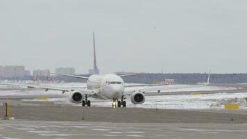 boeing 737-800 de mongol aerolíneas rodaje en pista, invierno ver video