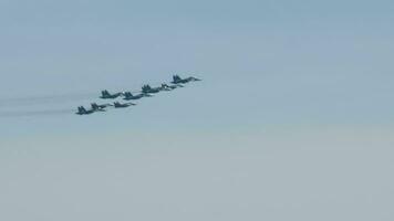 grupo do lutador aviões realizando dentro a céu video