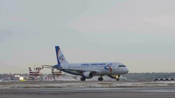 Airbus a320 von Ural Fluggesellschaften rollen beim Moskau Flughafen, Russland video