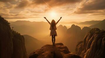 un mujer en parte superior de el montaña con brazos abierto a un acogedor nuevo día con amanecer éxito. exitoso mujer tener alcanzado picos de personal crecimiento y desarrollo. generativo ai foto