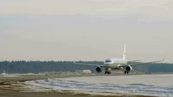 aeroflot flygplan dobrolet a320 tar av, vinter- se moskva video