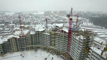 grues sur construction site dans hiver video