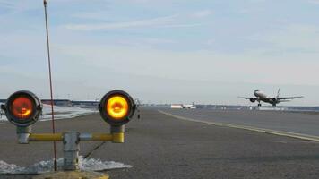 aeroflot Flugzeug ausziehen, starten, abheben, losfahren und Beleuchtung auf das Runway video