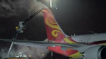 De-icing works for the plane of Hainan Airlines at Sheremetyevo Airport, Moscow video