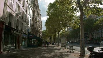 Timelapse av gående i parisian gata på solig höst dag video