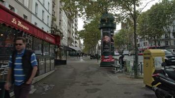 espaço de tempo do caminhando ao longo ocupado parisiense rua, França video