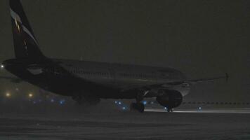 aeroflot luchtbus a321-211 in luchthaven Bij nacht, Moskou video