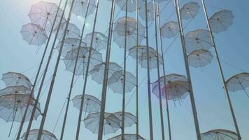 Thessalonique front de mer avec parapluies sculpture, Grèce video