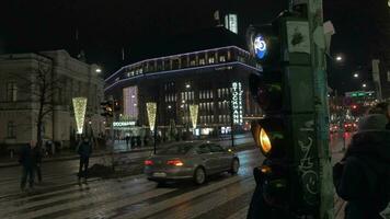 Helsinki nacht visie, Finland straat met stockmann winkelcentrum en mensen Aan zebrapad video