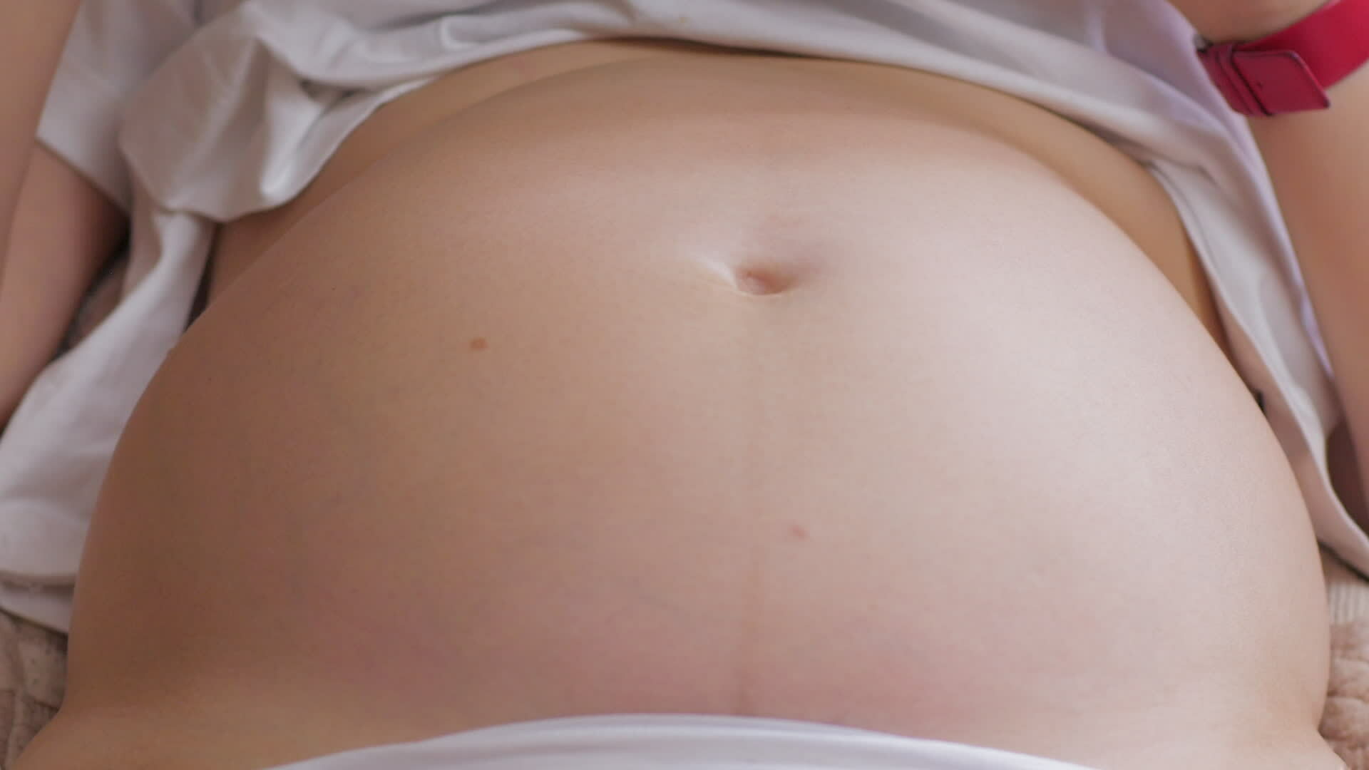 Belly and legs of a newborn baby in a bodysuit lying on a light bed, top  view 13628804 Stock Photo at Vecteezy