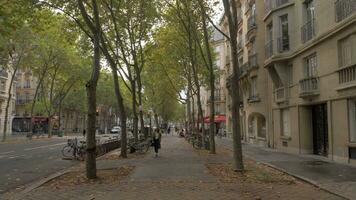 en marchant le long de le rue avec vélib parking dans Paris, France video