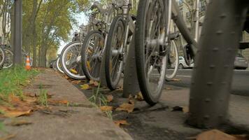 adapté au cyclisme ville parking avec rangée de vélos dans Parisien rue, France video