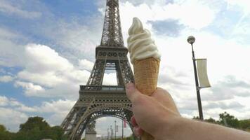 hielo crema en contra el eiffel torre visitando París video