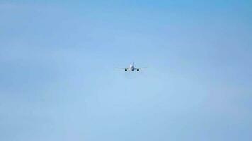 l'avion prend de l'altitude et s'envole dans le ciel bleu video