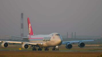 novosibirsk, ruso federación junio 10, 2020 - cargolux boeing 747 agotador después aterrizaje. carga avión Mañana vuelo video