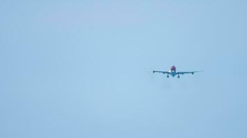 Passagier Flugzeug fliegt im das Himmel zum Landung. das Flugzeug sinkt ab zum Landung. Verkehrsflugzeug im das Himmel video