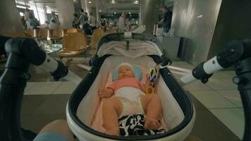 Papai com bebê dentro carrinho de bebê esperando às a aeroporto video