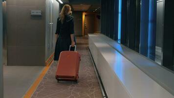 donna con carrello Astuccio nel il Hotel corridoio video