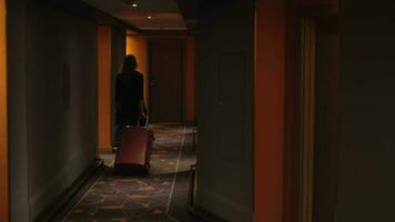 Frau sich niederlassen im Hotel Zimmer video