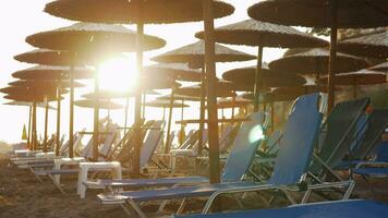 leeren Chaise Lounges auf Resort und Menschen Verlassen Strand beim Sonnenuntergang video