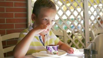 niño comiendo chocolate hielo crema en café video