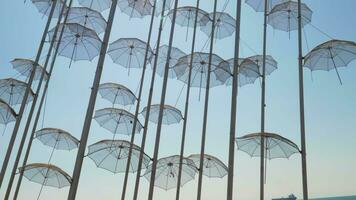 Thessalonique front de mer avec parapluies installation, Grèce video