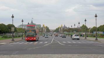 auto verkeer in Parijs straat visie met groots palais en pont Alexandre iii video