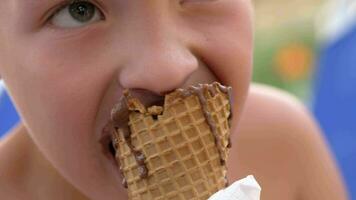 garçon en mangeant Chocolat la glace crème cône video