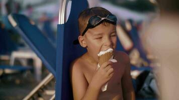 Kind Essen Waffel Kegel Eis Sahne beim das Strand video