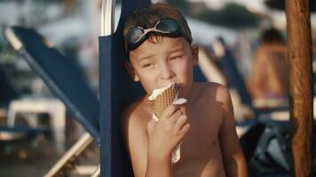 Kind erfrischend mit Eis beim das Strand video