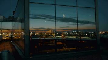 ciudad a noche y avión tomando apagado en ventana reflexión video