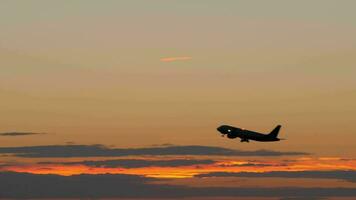 nero silhouette di volante aereo nel il sera cielo video