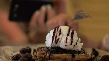 mujer haciendo móvil foto de postre con hielo crema video