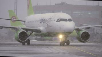 flygplan körning på de flygplats under snöstorm, moskva video