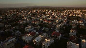 mattina Visualizza di cittadina con tipico vita bassa case, Grecia video