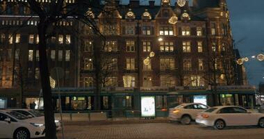 noche calle con coche tráfico y Navidad decoraciones en helsinki, Finlandia video