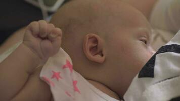 borstvoeding geeft baby voordat dag slaap video