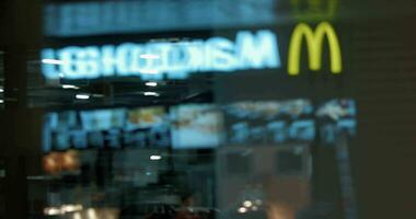 mcdonalds snabb mat restaurang, glas reflexion video