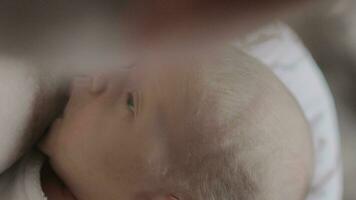 maman allaitement maternel nouveau née bébé video