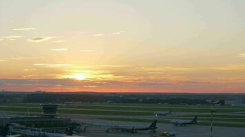 Visão do aeroporto às pôr do sol, avião levando fora video