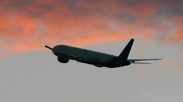 avión volador en noche nublado cielo video
