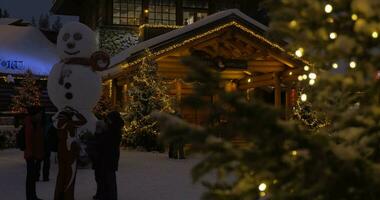 santa claus escritório e Natal luzes às noite rovaniemi, Finlândia video