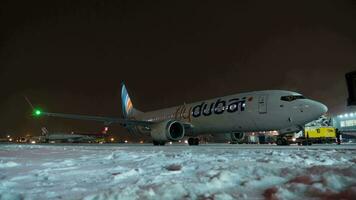 Timelapse av avisning flydubai plan på vinter- natt i sheremetyevo flygplats video