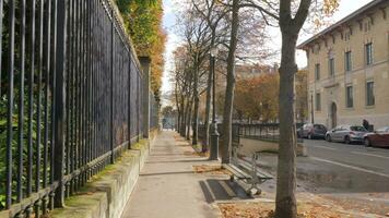 Paris Visão dentro outono caminhando ao longo a quieto rua video