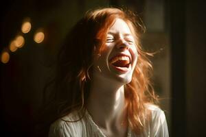 un rojo peludo mujer riendo en frente de un ventana generativo ai foto