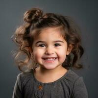 un pequeño niña con Rizado pelo sonriente a el cámara generativo ai foto