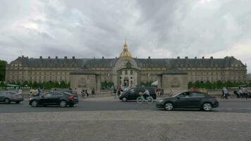 les invalides vue avec entrée porte tourisme de Paris, France video