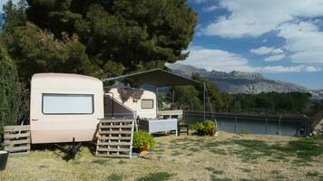 estate scappa con Due camper furgoni video