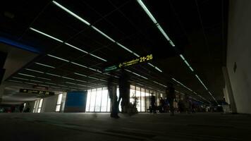 timelapse van mensen verkeer in de luchthaven terminal video